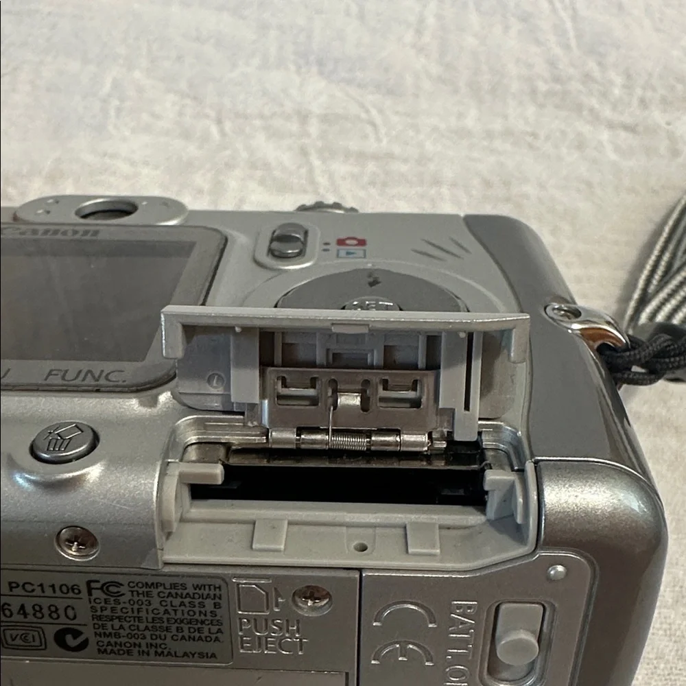 Canon PowerShot A520 Digital Camera 4.0 MP Silver PARTS ONLY ISSUE WITH SHUTTER